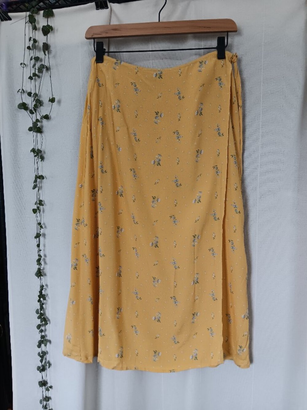 Gap butter yellow floral wrap skirt, size M, NWT